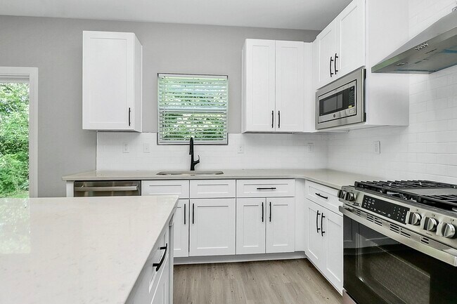 Building Photo - 2732 Catalina Ave