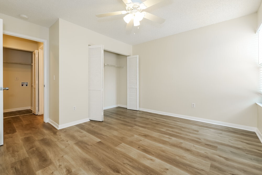 Building Photo - 304 Lakeview Dr E