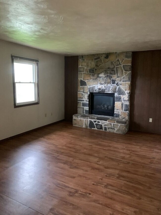 Building Photo - 2 Bedroom, 1 Bath Second Floor Apartment i...