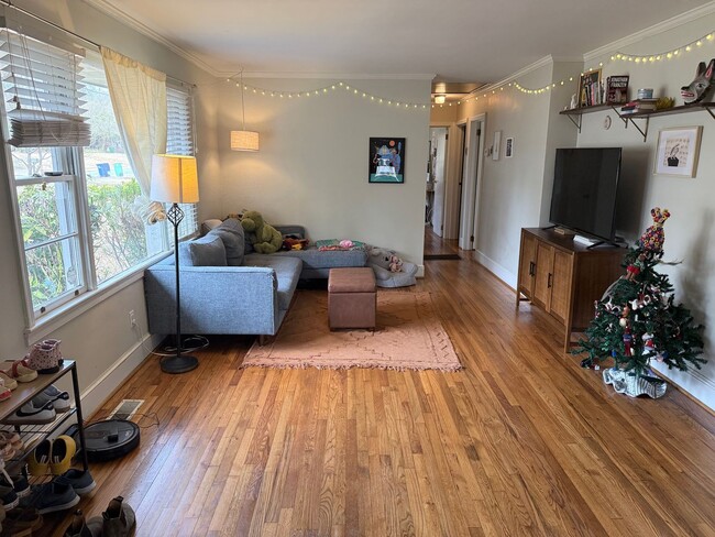 Building Photo - Cute Three Bedroom Near Piedmont Hospital