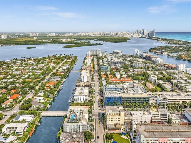 Building Photo - 10000 W Bay Harbor Dr