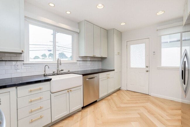 Building Photo - Extensively remodeled 4 Bed / 3 Bath home in South San Francisco. YouTube tour!