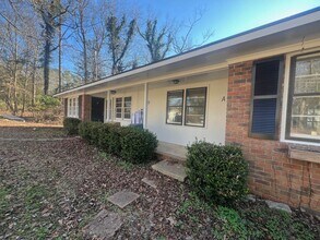 Building Photo - 2 bedroom 1 bath duplex!