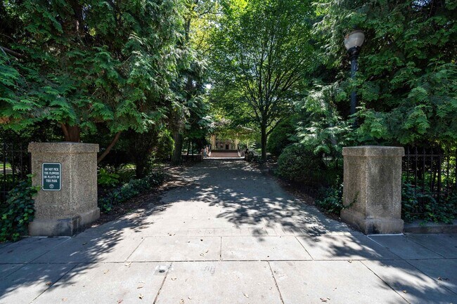 Building Photo - 331 Varick St