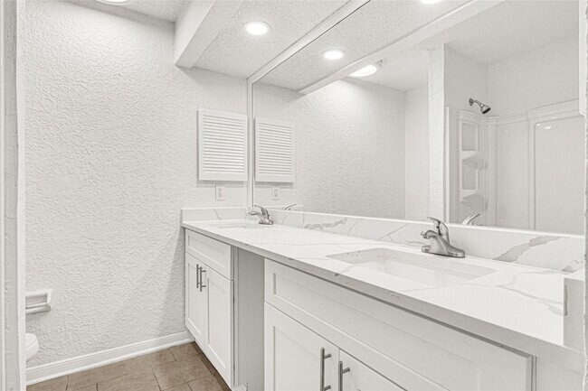 Building Photo - 2022 Lakewood Ct