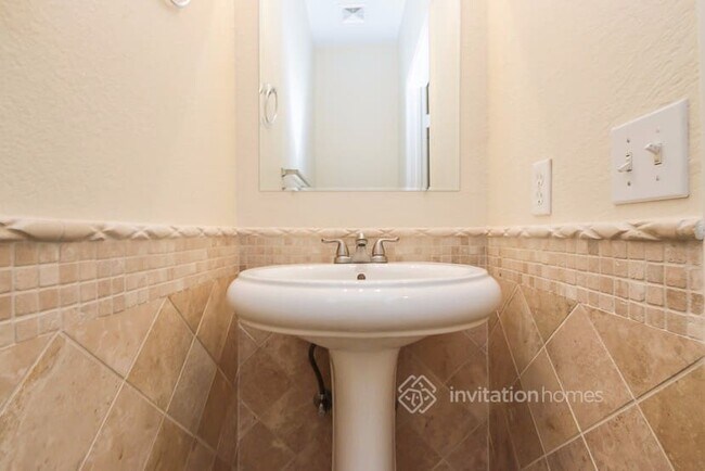 Building Photo - 2322 E Spruce Dr