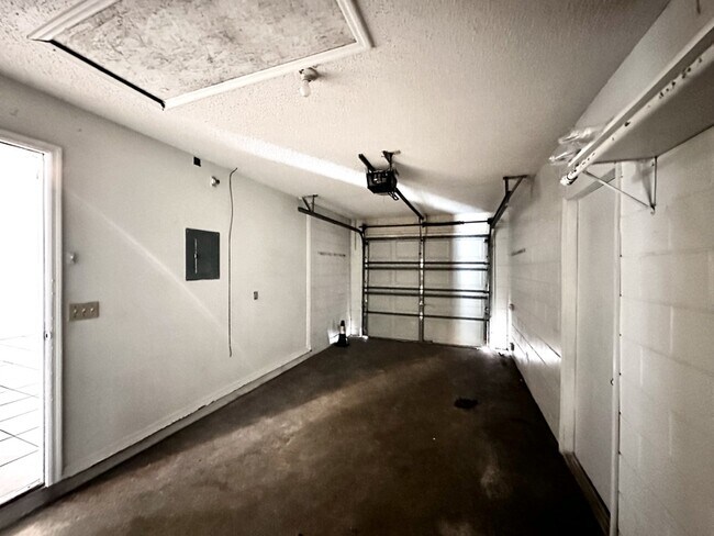 Building Photo - 9606 Chandon Dr