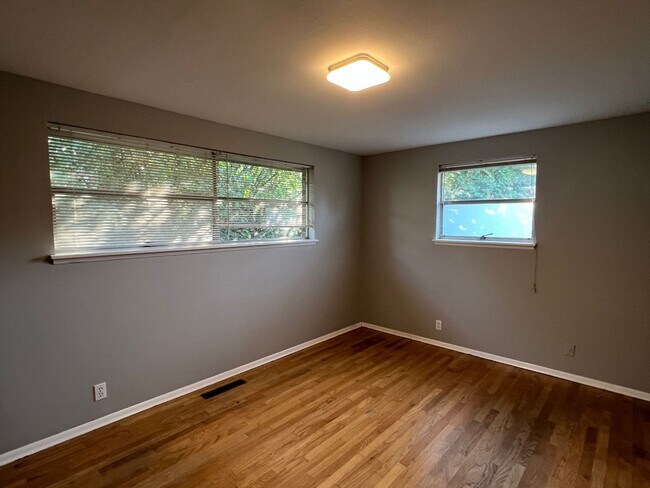 Building Photo - Classic 4 Bed Brick Home in Ravenna