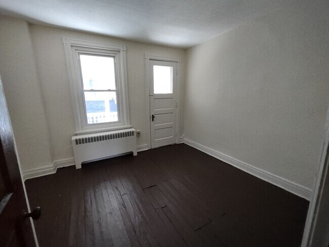 Building Photo - 2 Bedroom for Rent
