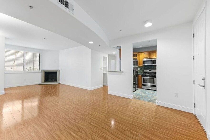 Building Photo - Modern 3 Bed, 2 Bath Condo for Lease – 1,320 Sq Ft – Prime Sherman Oaks Location