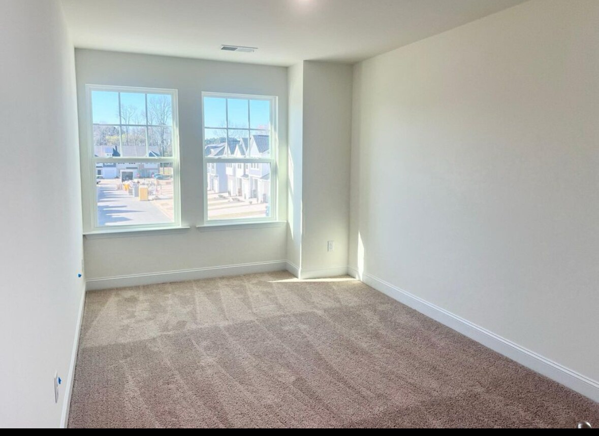 Extra bedroom - 48 Begonia St
