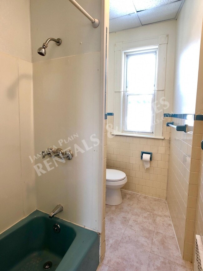 Building Photo - 47 Custer St