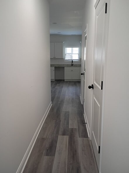 Building Photo - 844 Ridgewood Dr