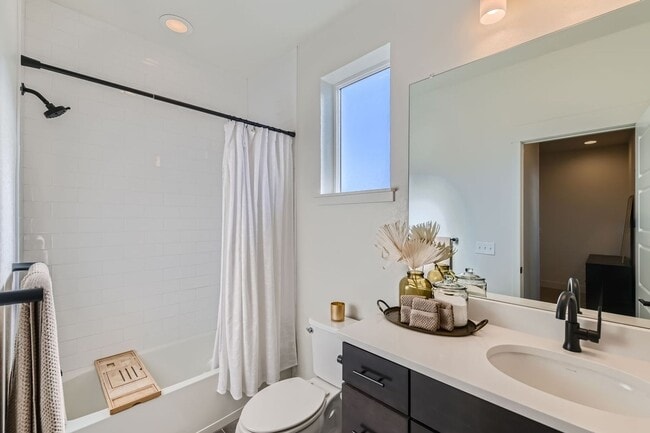 Building Photo - 3 Bedroom, 4 Bath Townhome in Broomfield