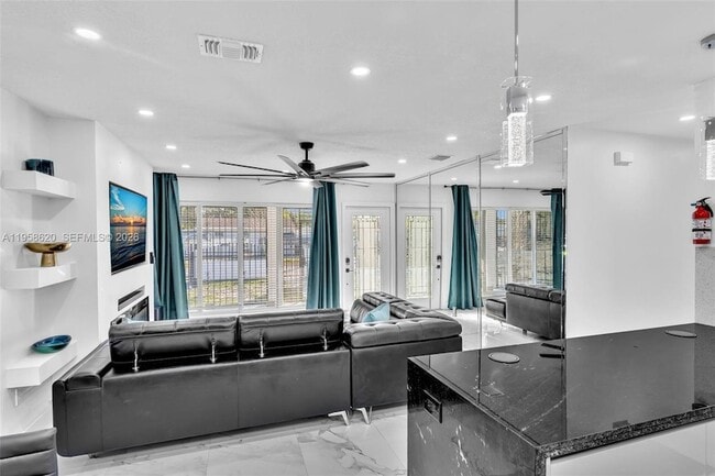 Building Photo - 560 Perviz Ave