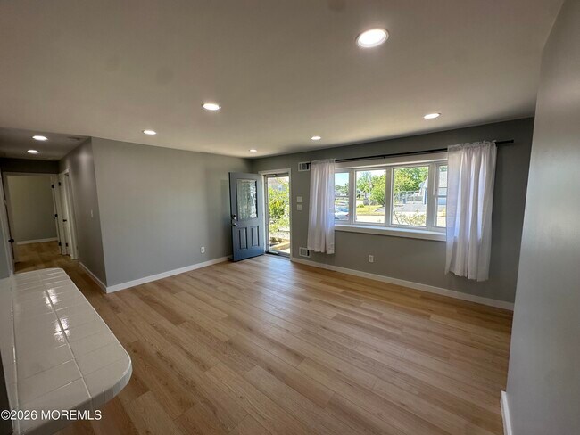 Building Photo - 10 James Hollow Dr