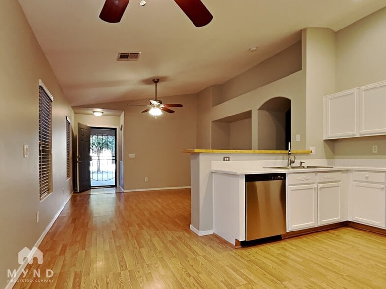 Building Photo - 1423 E Poncho Ln