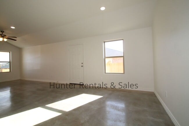 Building Photo - Exceptional 3 Bedroom Heights Duplex