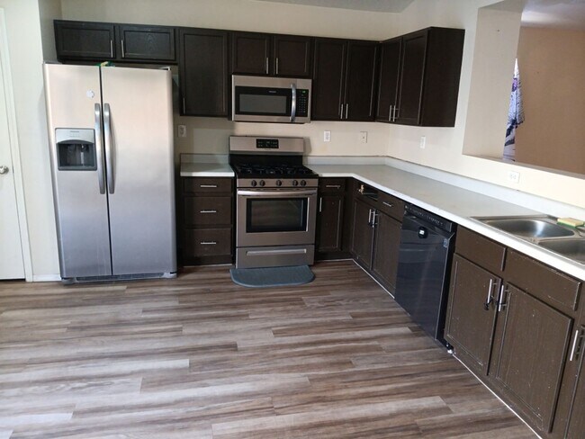 Building Photo - 4 Bedroom, 2 Bathroom! Lovely Home! Schedule a Showing!