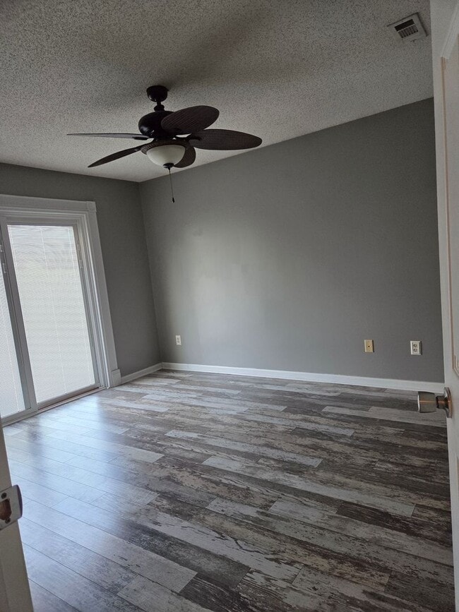 Building Photo - 3 Bedroom 2 bath fenced back yard in a quiet neighborhood!!