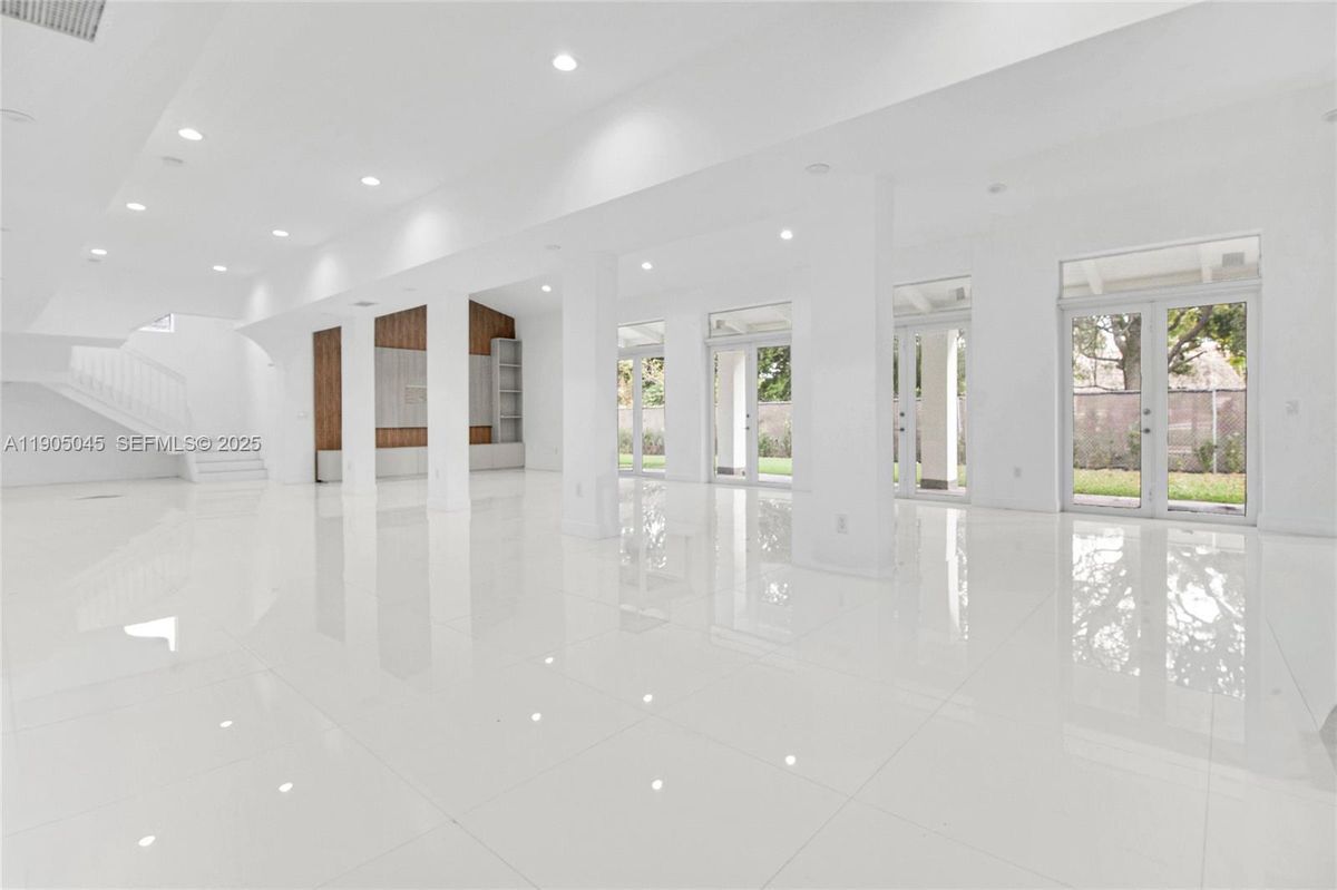 Building Photo - 425 SW 129th Ave