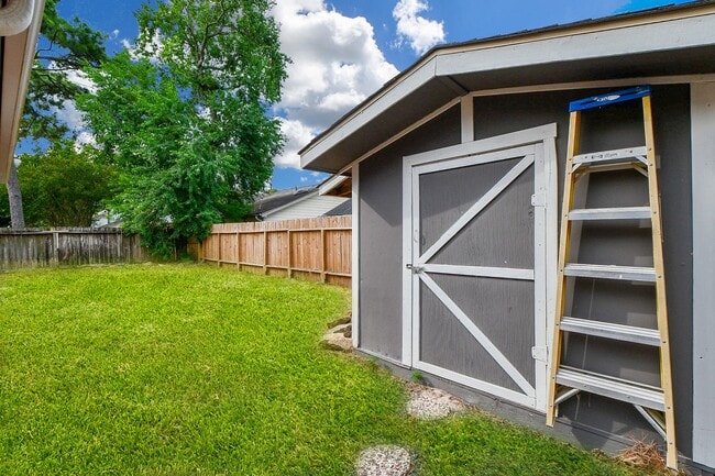 Building Photo - 8323 Lake Crystal Dr