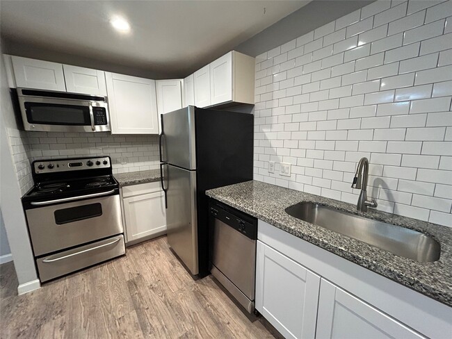 Building Photo - 2810 Beauchamp St