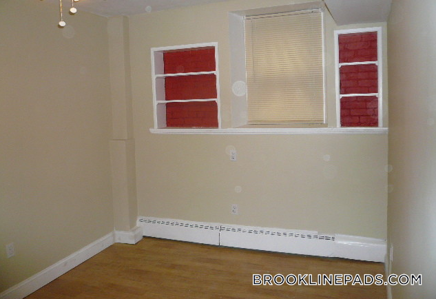 Building Photo - 1064 Beacon St