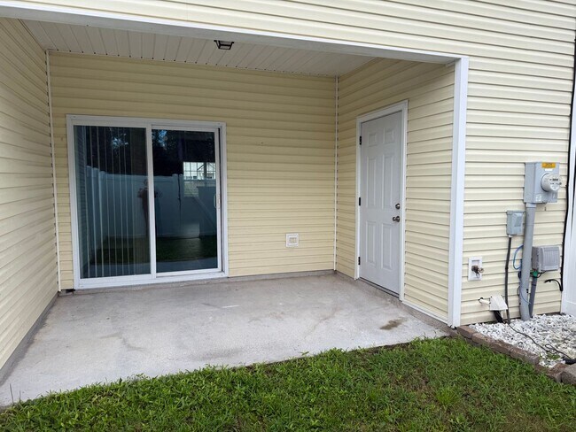 Building Photo - Beautiful 2 bedroom, 2.5 bath Town House