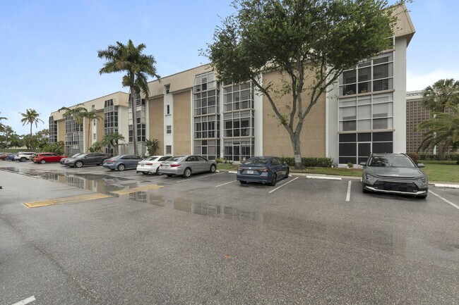 Building Photo - 3040 NE 16th Ave