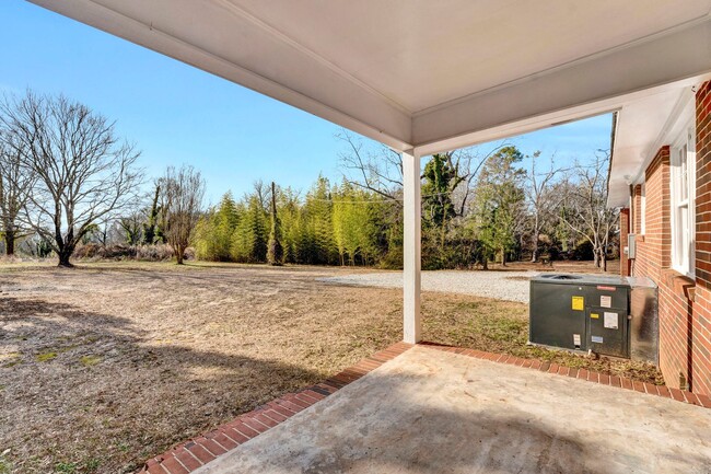 Building Photo - Charming Three Bedroom Home in Gray Court