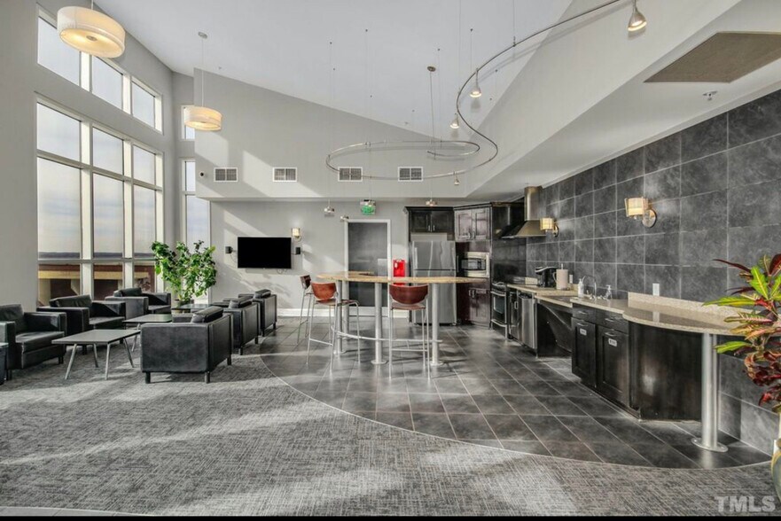 Building Photo - 400 W North St