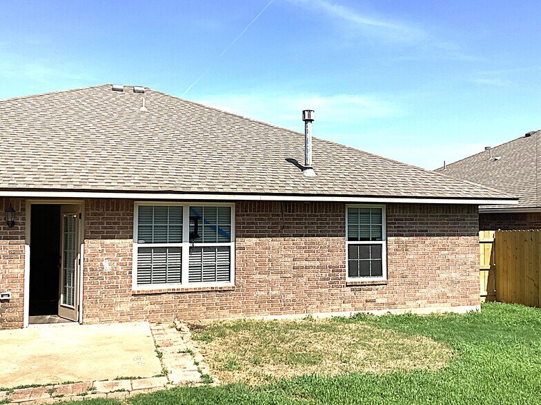 Building Photo - 909 Harvest Dr