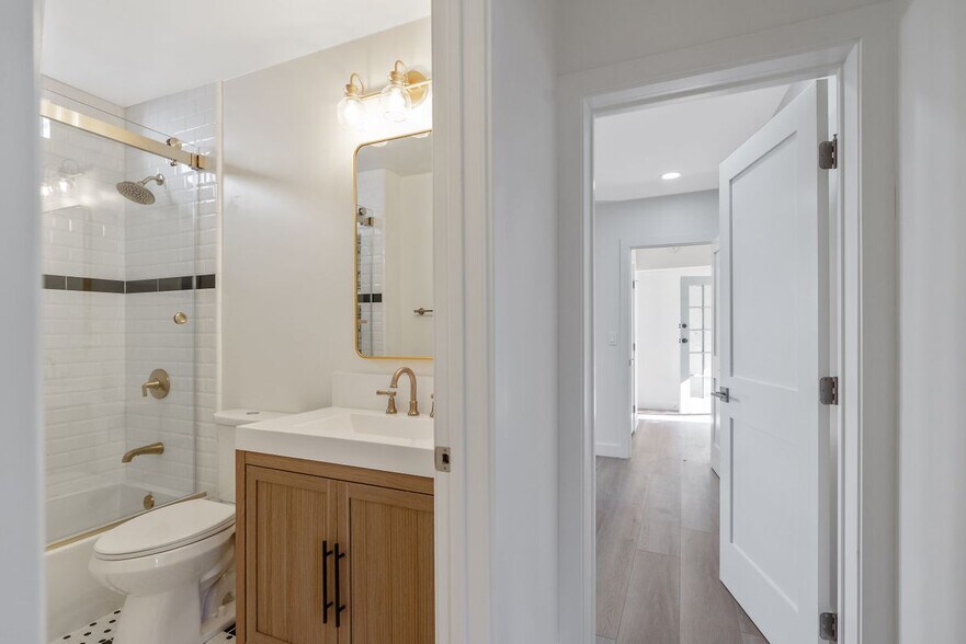 Building Photo - 744 Gladys Ave