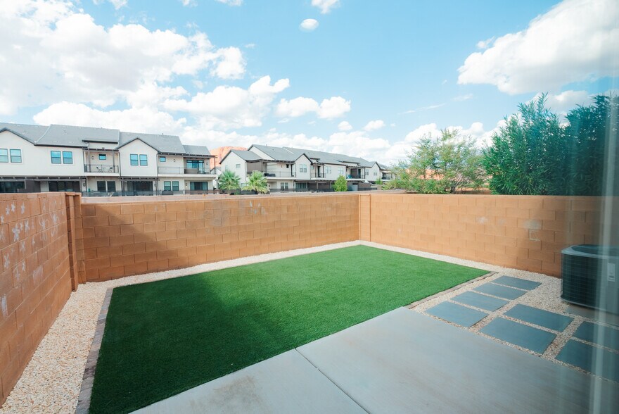 Building Photo - 2545 Bella Vista Dr