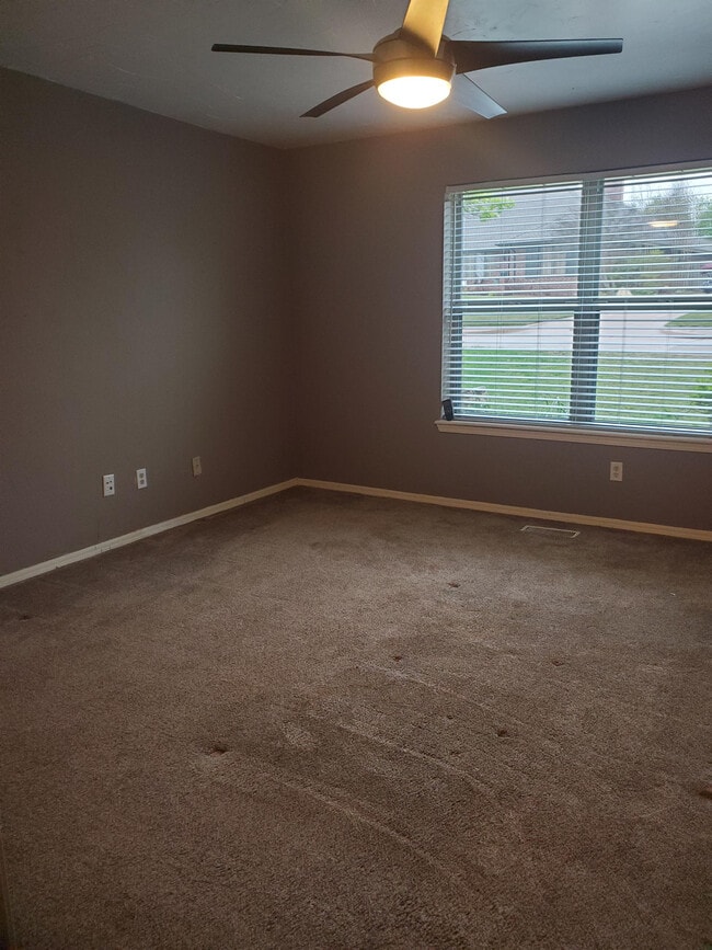 Building Photo - 912 E 10th St