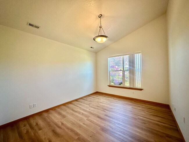 Building Photo - Newly Renovated Home on Prairie Falls Golf...