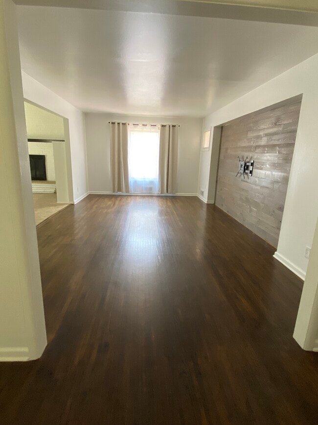Living Room - 1018 N Kevin Rd