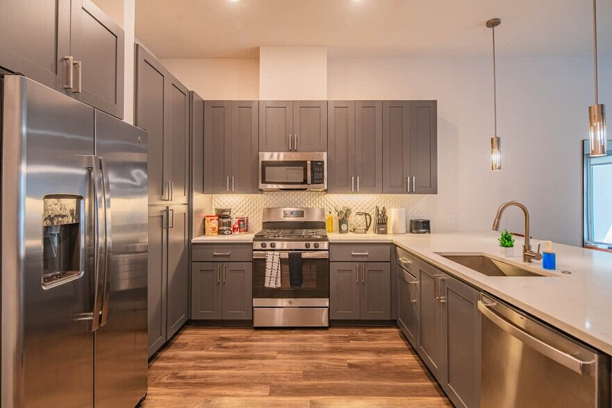 Building Photo - 15501 N Dial Blvd