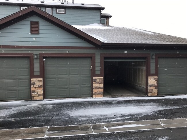 Building Photo - Beautiful 2BD/2BA Luxury Town Home! AVAIL 8/14