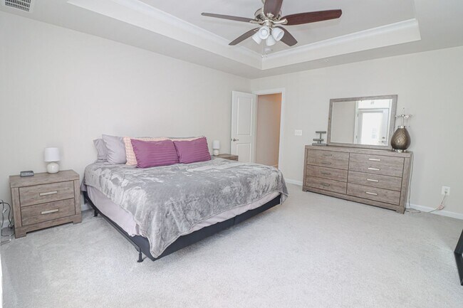 Building Photo - Stunning 3 Bed 2.5 Bath, Newer Condo-Style...