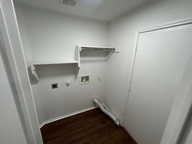 Building Photo - 307 Oakhurst Dr