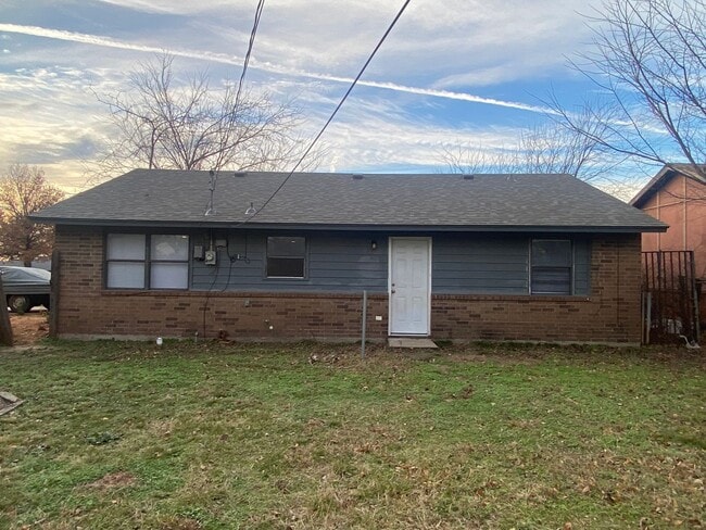 Building Photo - 3 bedroom 2 bath