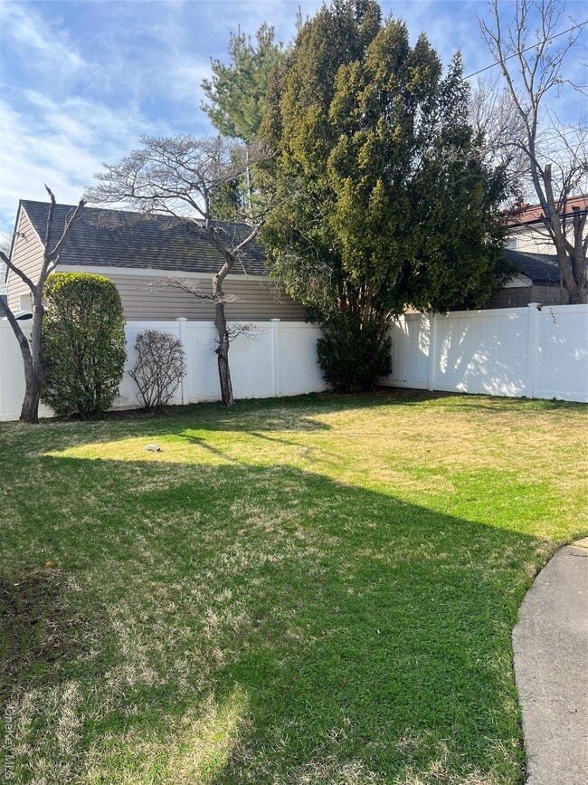 Building Photo - 1016 Oaks Dr