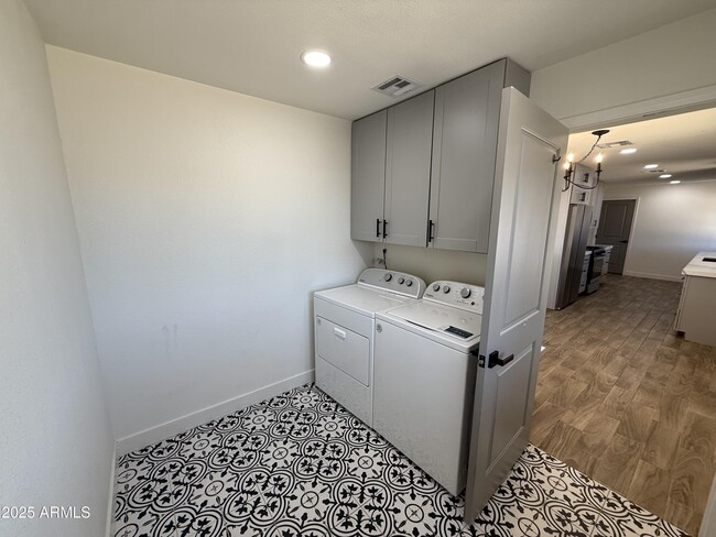 Building Photo - 301 N Apache Dr