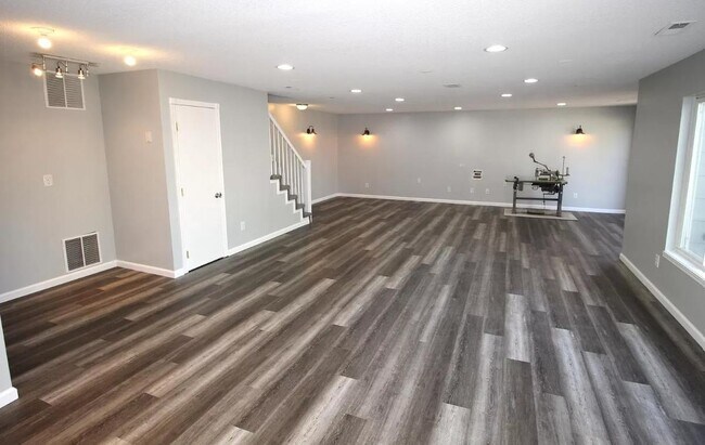 Building Photo - 1119 E Rushwood Dr