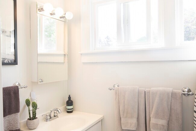 Upstairs Bathroom - 350 Glenhaven Ave NW