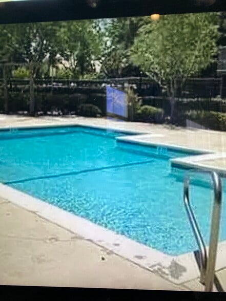 community pool - 1253 Lakeview Cir