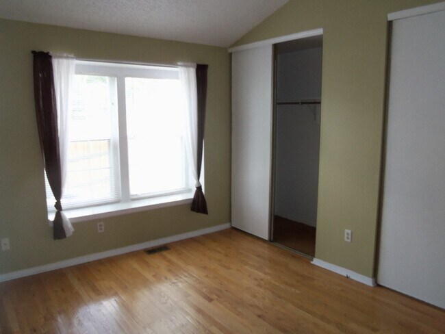 Building Photo - Great Littleton Location! 2 bedroom, 1 bat...