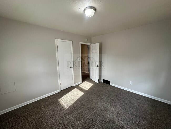 Building Photo - 2 Bd / 1 Ba -107 S Arlington Ave, Independence Rent $925- DUPLEX with garage